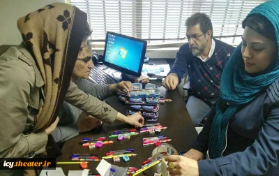 بسته بندی هدایای گروه «مپنا» با همراهی هنرمندان تئاتر