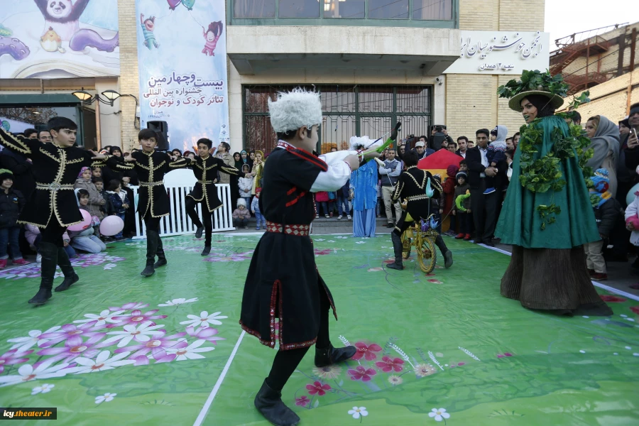 نمایش "سبز و سبز" - کارگردان مهدی صالحیار