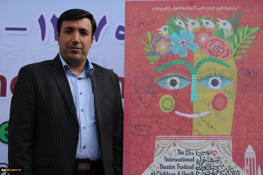 نصب نماد جشنواره بین‌المللی تئاتر کودک و نوجوان در محوطه تالار فجر همدان 2