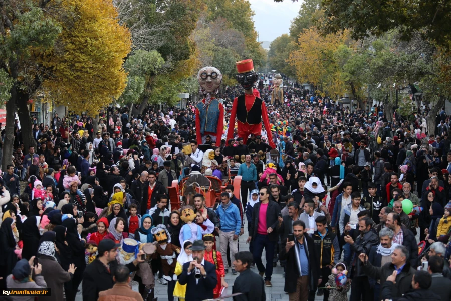 شادپیمایی و افتتاحیه جشنواره بیست و پنجم