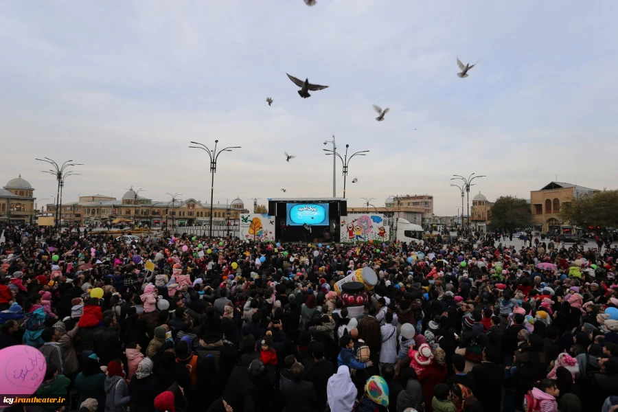 شادپیمایی و افتتاحیه جشنواره بیست و پنجم