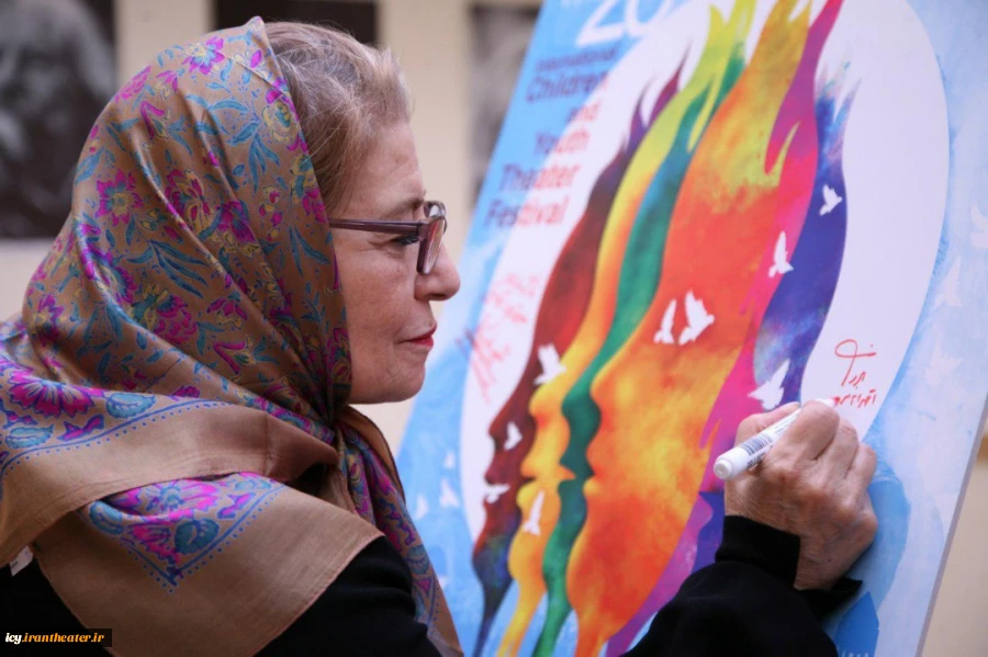 پوستر جشنواره تئاتر کودک ونوجوان به طور رسمی در تهران رونمایی شد