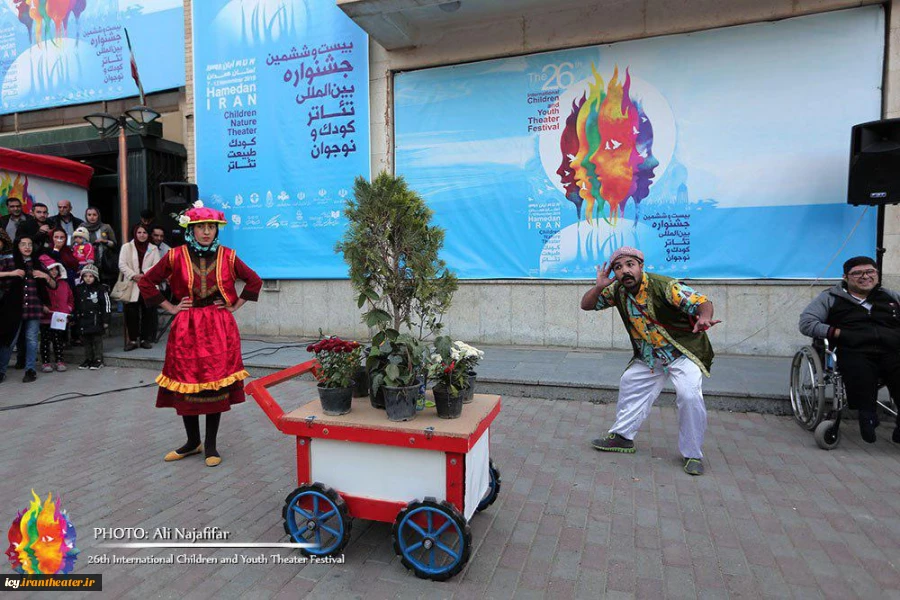 #گزارش_تصویری
اجرای خیابانی "مرغ،درخت،گل" از مشهد به کارگردانی غلامرضا محمدی   
