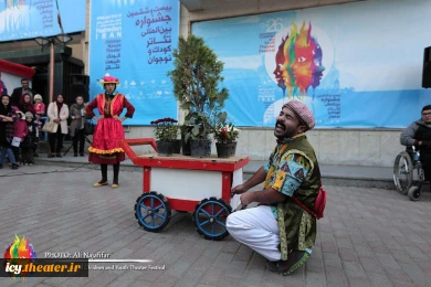 #گزارش_تصویری
اجرای خیابانی "مرغ،درخت،گل" از مشهد به کارگردانی غلامرضا محمدی   
