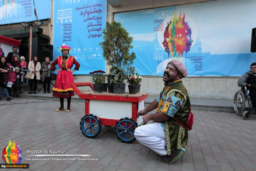#گزارش_تصویری
اجرای خیابانی "مرغ،درخت،گل" از مشهد به کارگردانی غلامرضا محمدی   
