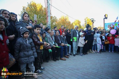 #گزارش_تصویری
اجرای خیابانی "آینده مال بچه هاست" از اصفهان به کارگردانی مرجان هیام احمدی

