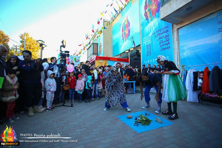 #گزارش_تصویری
اجرای خیابانی "آینده مال بچه هاست" از اصفهان به کارگردانی مرجان هیام احمدی

