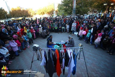#گزارش_تصویری
اجرای خیابانی "آینده مال بچه هاست" از اصفهان به کارگردانی مرجان هیام احمدی

