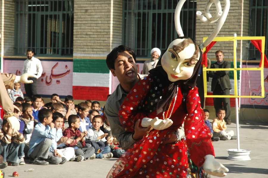اجرای نمایش در مدرسه ها 2