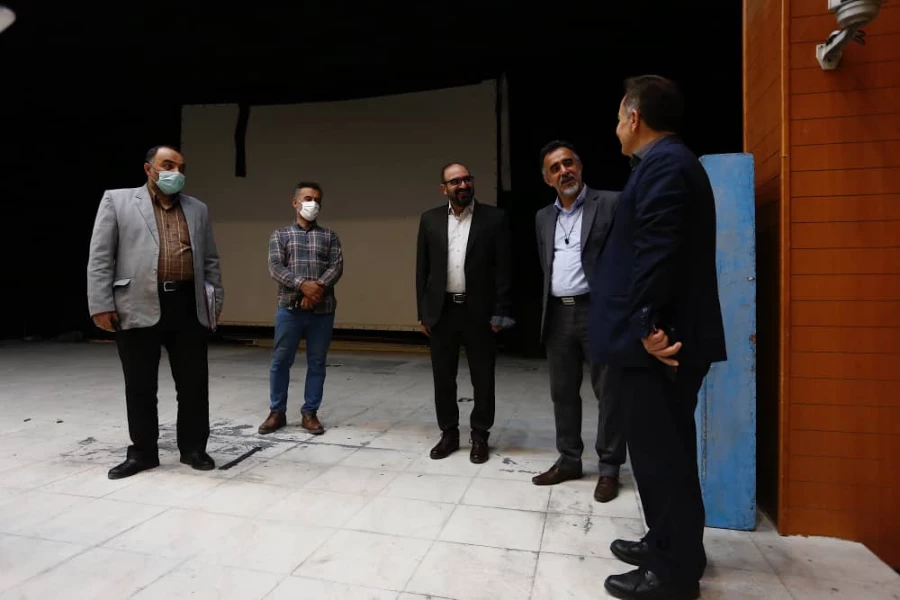 مدیرکل هنرهای نمایشی کشور:
تئاتر باید در سبد فرهنگی خانواده ها قرار بگیرد 8
