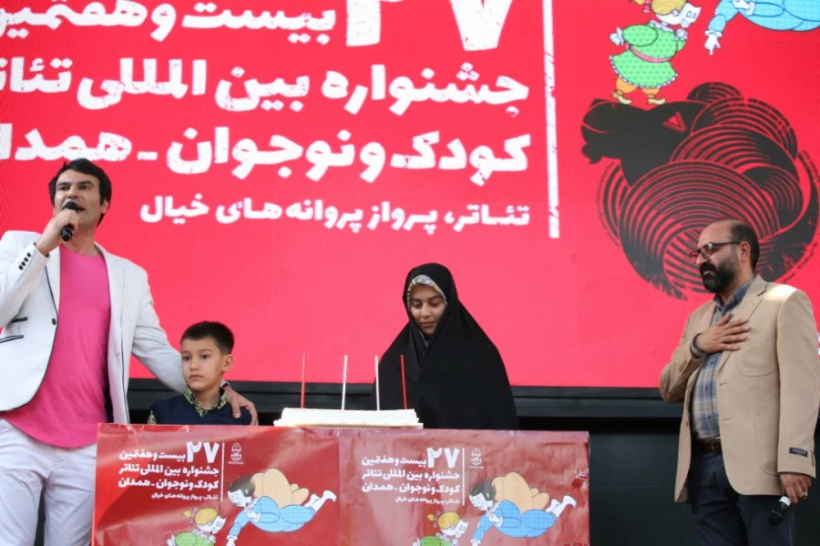 فرزندان شهدا بیست و هفتمین جشنواره بین‌المللی تئاتر کودک و نوجوان همدان را افتتاح کردند 4