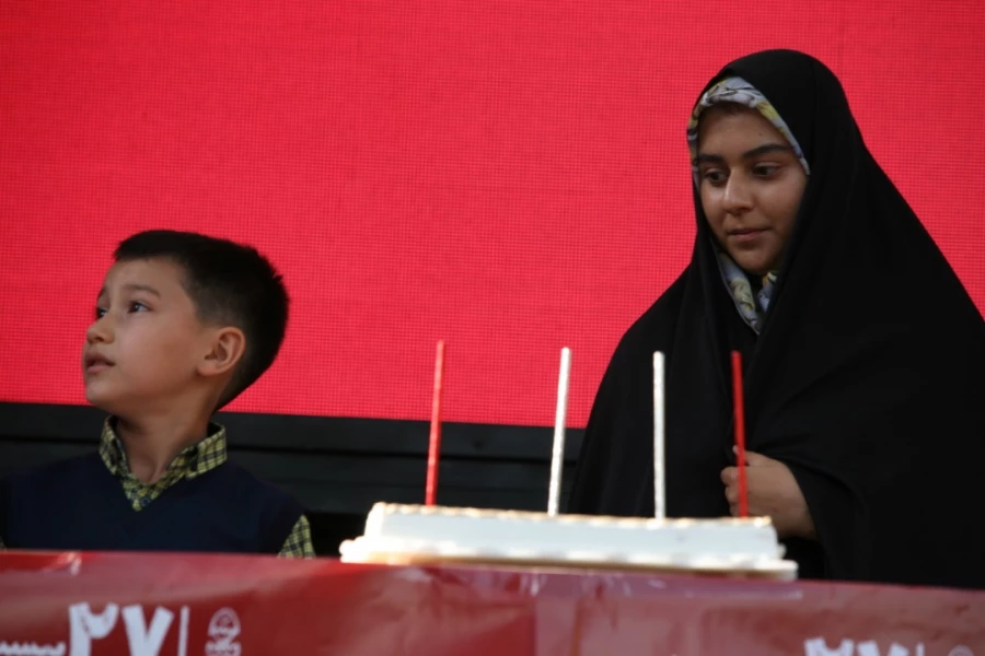 فرزندان شهدا بیست و هفتمین جشنواره بین‌المللی تئاتر کودک و نوجوان همدان را افتتاح کردند 7