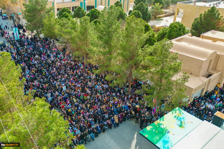 هنرمندان و عروسک‌ها، شادی را به اردکان آوردند 2