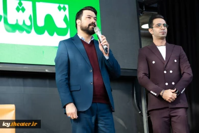 هنرمندان حاضر در افتتاحیه جشنواره تئاتر کودک و نوجوان در اردکان- عکس: ریحانه خواجه منصوری