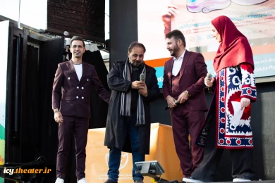 هنرمندان حاضر در افتتاحیه جشنواره تئاتر کودک و نوجوان در اردکان- عکس: ریحانه خواجه منصوری