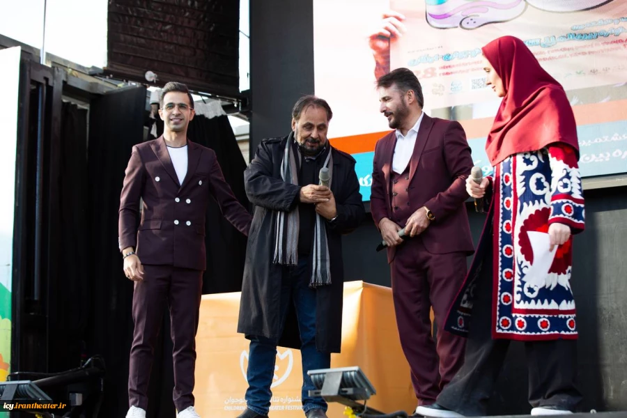 هنرمندان حاضر در افتتاحیه جشنواره تئاتر کودک و نوجوان در اردکان- عکس: ریحانه خواجه منصوری