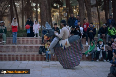 نمایش خیابانی «خمره»- عکس: یاسین مهدیزاده