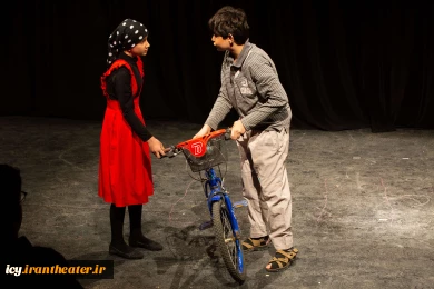 نمایش «دختر دوچرخه دورزدن» - پلاتو کاووسی - عکس: ریحانه خواجه منصوری