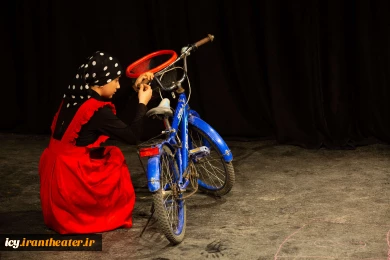 نمایش «دختر دوچرخه دورزدن» - پلاتو کاووسی - عکس: ریحانه خواجه منصوری