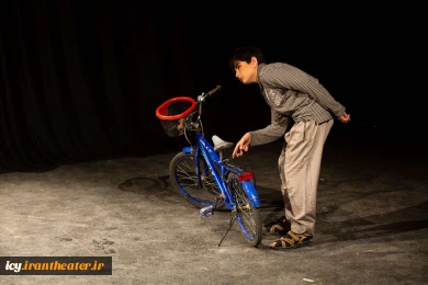 نمایش «دختر دوچرخه دورزدن» - پلاتو کاووسی - عکس: ریحانه خواجه منصوری