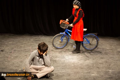 نمایش «دختر دوچرخه دورزدن» - پلاتو کاووسی - عکس: ریحانه خواجه منصوری