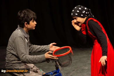 نمایش «دختر دوچرخه دورزدن» - پلاتو کاووسی - عکس: ریحانه خواجه منصوری