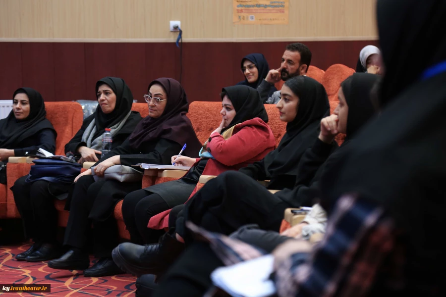 کارگاه نمایشنامه نویسی در سالن تحقیقات سالمندان - عکس: عرفان دهقان