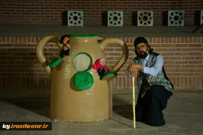 نمایش خیابانی «خمره» - عکس: یاسین مهدیزاده
کارگردان : امید علی اجاقی /  پارک ملی / 1402/12/01