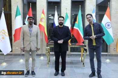 تقدیر از هنرمندان یونانی در جشنواره تئاتر کودک و نوجوان اردکان - عکس: اختر تاجیک