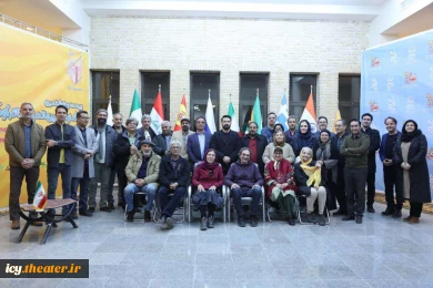 تقدیر از هنرمندان یونانی در جشنواره تئاتر کودک و نوجوان اردکان - عکس: اختر تاجیک