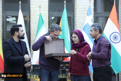 تقدیر از هنرمندان یونانی در جشنواره تئاتر کودک و نوجوان اردکان - عکس: اختر تاجیک