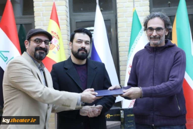 تقدیر از هنرمندان یونانی در جشنواره تئاتر کودک و نوجوان اردکان - عکس: اختر تاجیک