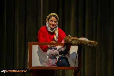 نمایش «عطر قشنگ دوستی» - عکس: سبحان جعفری
کارگردان : سیده منصوره قیمی /  سالن کنفرانس شهرخورشید میبد/ 1402/12/03