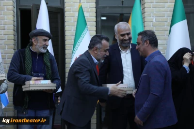 گزارش تصویری از مراسم تقدیر از داوران و هنرمندان خارجی جشنواره تئاتر کودک و نوجوان اردکان- عکس: اختر تاجیک