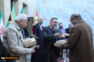 مراسم تقدیر از داوران و هنرمندان خارجی جشنواره تئاتر کودک و نوجوان اردکان- عکس: اختر تاجیک