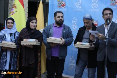 مراسم تقدیر از داوران و هنرمندان خارجی جشنواره تئاتر کودک و نوجوان اردکان- عکس: اختر تاجیک