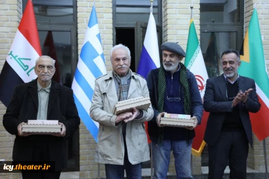 مراسم تقدیر از داوران و هنرمندان خارجی جشنواره تئاتر کودک و نوجوان اردکان- عکس: اختر تاجیک