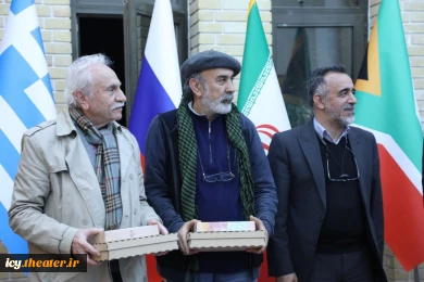 مراسم تقدیر از داوران و هنرمندان خارجی جشنواره تئاتر کودک و نوجوان اردکان- عکس: اختر تاجیک