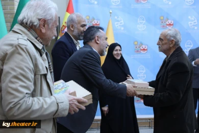 مراسم تقدیر از داوران و هنرمندان خارجی جشنواره تئاتر کودک و نوجوان اردکان- عکس: اختر تاجیک