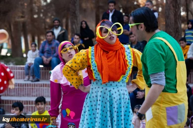 نمایش خیابانی «روزی روزگاری در سرزمین زباله‌ها»- عکس: ریحانه خواجه منصوری