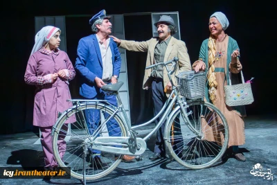 نمایش «شکلات فرنگی»- عکس: پرتو جغتایی
کارگردان : محمدرضا مالکی / تالار کاووسی پلاتو 1 / 1402/12/05
