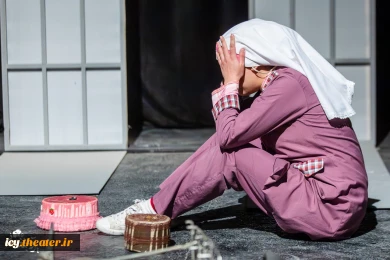 نمایش «شکلات فرنگی»- عکس: پرتو جغتایی
کارگردان : محمدرضا مالکی / تالار کاووسی پلاتو 1 / 1402/12/05