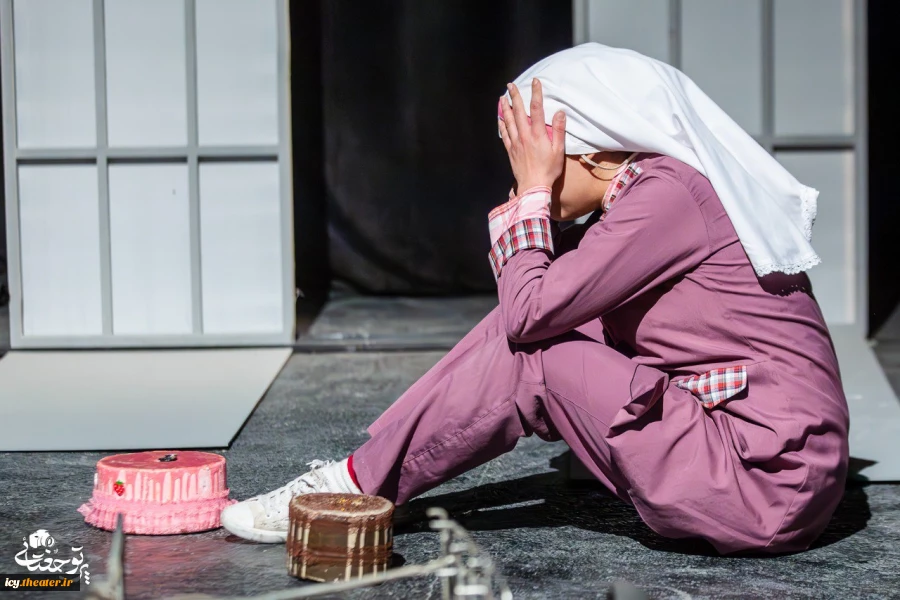 نمایش «شکلات فرنگی»- عکس: پرتو جغتایی
کارگردان : محمدرضا مالکی / تالار کاووسی پلاتو 1 / 1402/12/05