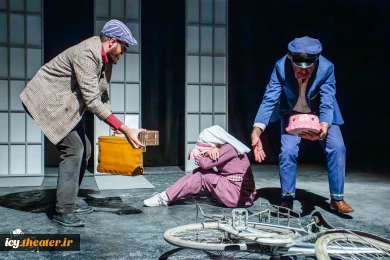 نمایش «شکلات فرنگی»- عکس: پرتو جغتایی
کارگردان : محمدرضا مالکی / تالار کاووسی پلاتو 1 / 1402/12/05