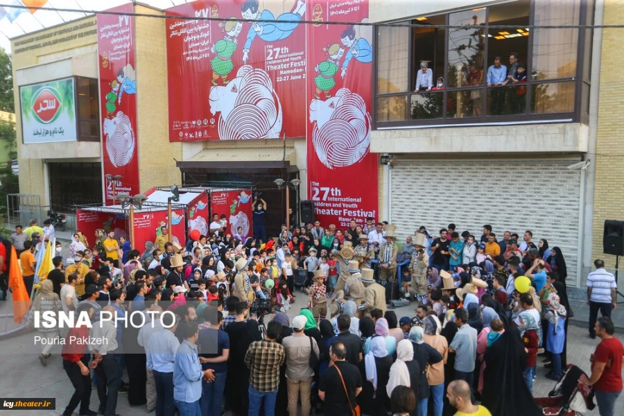 گزارش تصویری از اجرای نمایش های بیست و هفتمین جشنواره بین المللی تئاتر کودک و نوجوان همدان
عکس ها از  پوریا پاکیزه - خبرگزاری ایسنا / سری دوم
