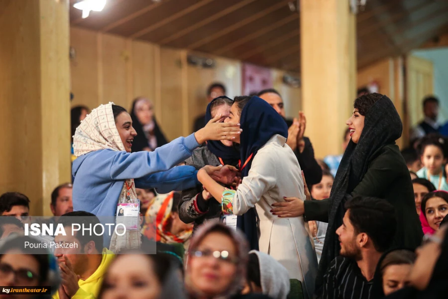 گزارش تصویری از اختتامیه بیست و ششمین جشنواره بین المللی تئاتر کودک و نوجوان همدان
عکس ها از پوریا پاکیزه - خبرگزاری ایسنا