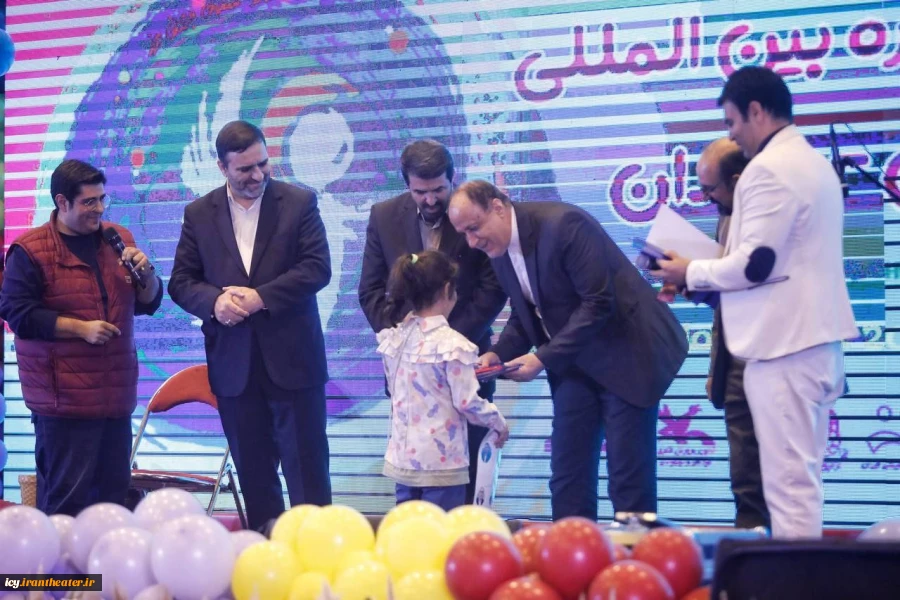 گزارش تصویری از مراسم افتتاحیه بیست و نهمین جشنواره بین‌المللی تئاتر کودک و نوجوان همدان - سری سوم/
عکس ها از سعید زین العابدین و ایمان حامی خواه