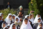 گزارش تصویری استقبال از نمایش خیابانی «خواستگاری مبارک » به کارگردانی و نویسندگی : رومینا خواجه نژاد 
 محوطه مجتمع عین القضات / شنبه 1403/08/12