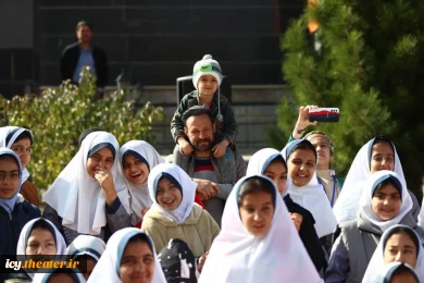 گزارش تصویری استقبال از نمایش خیابانی «خواستگاری مبارک » به کارگردانی و نویسندگی : رومینا خواجه نژاد 
 محوطه مجتمع عین القضات / شنبه 1403/08/12