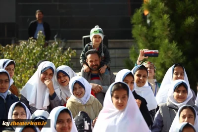 گزارش تصویری استقبال از نمایش خیابانی «خواستگاری مبارک » به کارگردانی و نویسندگی : رومینا خواجه نژاد 
 محوطه مجتمع عین القضات / شنبه 1403/08/12